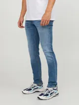 Pantalón de jean de corte slim fit, color azul denim, con tiro bajo, rodilla ajustada y pierna ceñida.