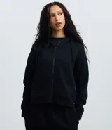 Saco negro de algodón con felpa, con capucha ajustable mediante cordón, mangas largas, cierre delantero de cremallera y bolsillos funcionales.