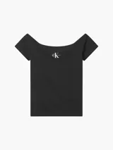Remera Calvin Klein Essentials de corte slim, color negro, con cuello de hombros descubiertos, mangas cortas y logo estampado en el pecho.