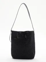 Cartera grande de tejido panal en color negro, con correa ajustable.