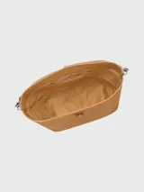 Bolso tipo hobo de cuero color negro, con asa de hombro ajustable y cierre superior con broche metálico.