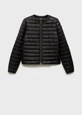 Campera puffer negra con cierre frontal y cuello redondo.