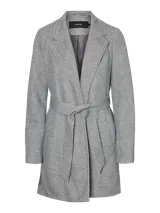 Gabardina gris con cinturón para ajustar a la cintura y bolsillos laterales.