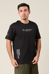 Remera blanca de algodón con estampado frontal que incluye el texto "The Boston Est. 1997" y un texto vertical más largo en el lateral.