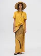 Pareo de viscosa color mostaza con estampado abstracto en negro.