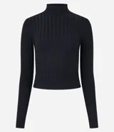 Polera negra de punto acanalado, con cuello alto y mangas largas.