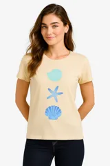Remera color crema de algodón con cuello redondo y estampado de conchas marinas.