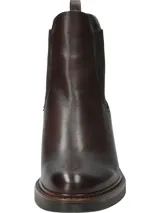 Botín de cuero color marrón oscuro, con ajuste elástico, taco de 5 cm y punta semi puntiaguda.