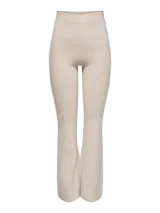 Pantalón tipo calza color beige, de corte flare y tiro alto.