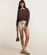 Sweater marrón de algodón con cuello polo blanco contrastante, mangas largas y rib en puños y ruedo.