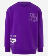 Buzo relaxed de algodón y poliéster color violeta, con cuello redondo, puños y bajo acanalados, y estampa frontal con diseño gráfico y texto.