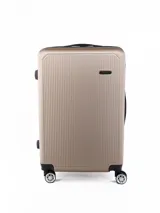 Valija rígida de 24 pulgadas color beige con textura acanalada vertical. Cuenta con manija telescópica superior, manija lateral, cuatro ruedas dobles con giro de 360 grados y candado de seguridad integrado.