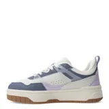 Zapatillas deportivas acordonadas color blanco con suela marrón.
