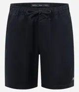 Bermuda de sarga lavada color verde claro, con lazo ajustable en la cintura, bolsillos laterales y un pequeño parche negro con logo en la pierna izquierda.