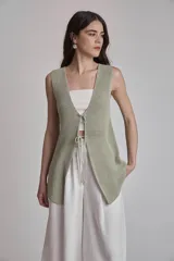 Chaleco de punto negro con cuello redondo y sin mangas. Diseño clásico y versátil.