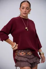 Sweater de punto color bordó, de manga larga y cuello redondo.