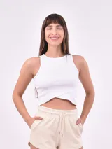 Musculosa blanca de punto con breteles anchos y corte cropped.