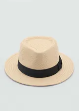 Sombrero de paja color beige con cinta negra decorativa.