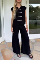 Pantalón de lino negro de corte palazzo.