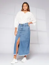 Falda larga de denim celeste, con corte recto y detalle de desgastado en el dobladillo.