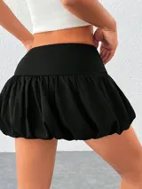 Minifalda negra con cintura elastizada y corte abullonado.