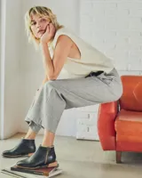 Bota corta de cuero negro con cierre lateral y suela de madera.