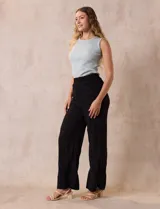 Pantalón negro de rayón con bordados florales, pretina ancha elastizada en punto smock y corte palazzo. Marca Liv Los Angeles.