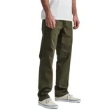 Pantalón verde de corte recto con bolsillos frontales y traseros.