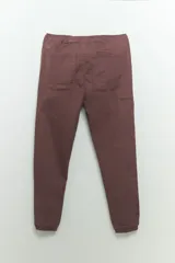 Pantalón jogger marrón con cintura elástica ajustable con cordón y bolsillos laterales.