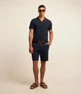 Bermuda masculina de corte slim, confeccionada en sarga lisa color blanco. Cuenta con bolsillos laterales, cierre con botón y cremallera, y trabillas para cinturón.