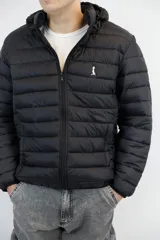 Campera puffer negra de nylon con capucha desmontable y logo bordado en el pecho.