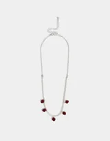 Collar corto de perlas blancas con dijes de rosas rojas.