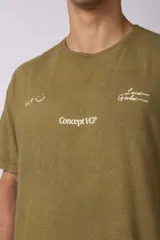 Remera color durazno con cuello redondo y mangas cortas. Estampas con tipografía manuscrita en el frente y la espalda.