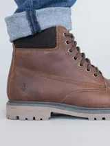 Bota de cuero negra Hush Puppies modelo Negam, con ajuste de cordones, suela de goma y membrana interior resistente al agua.