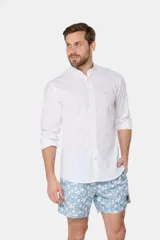 Short de baño celeste con estampado de flores blancas, cintura elástica con cordón ajustable, bolsillos laterales y suspensor de malla fina.