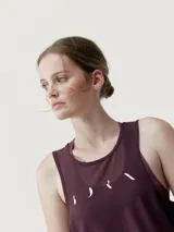 Musculosa deportiva color borgoña, con logo estampado en el pecho y espalda de malla.