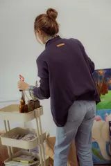 Buzo tejido en hilo de algodón color azul marino, de corte holgado, con hombros caídos y diseño de ochos en la parte delantera.