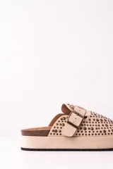 Zuecos color beige con plataforma y detalle de tachas.