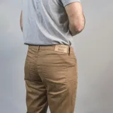 Pantalón de vestir azul con corte recto y cinco bolsillos.