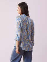 Blusa estampada de gasa marca Ruby Rd, con cuello a la base, escote en V, botones y mangas 3/4 regulables.