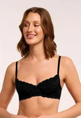 Soutien con aro, de encaje floral y micro tul color verde. Breteles fijos con largo regulable.