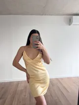 Vestido corto amarillo de satén con breteles finos y escote en V.