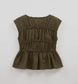 Blusa negra con escote redondo, sin mangas y detalle de frunces horizontales en el frente.