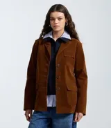 Blazer color marrón de gamuza sintética, con cuello de solapa, cierre frontal con botones y bolsillos delanteros.