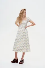 Vestido largo de algodón con estampado floral, escote cuadrado, cuerpo fruncido, mangas cortas abullonadas y falda con leve vuelo.