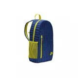 Mochila Nike Elemental con estampado de triángulos azules y detalles en amarillo. Incluye un compartimento principal con cierre, un bolsillo frontal con cierre, un bolsillo lateral de malla y un estuche removible con cierre.
