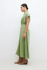 Vestido midi color verde pistacho, de corte evasé, con cuello camisero, mangas cortas y cinturón con hebilla redonda.