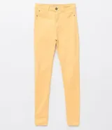 Pantalón de jean color amarillo pastel, corte skinny y cintura alta.