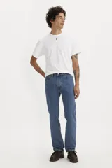 Pantalón de jean celeste, corte recto, con bragueta con cierre y cinco bolsillos.