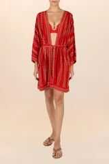 Kimono corto rojo con estampado de cadenas doradas, mangas amplias y cinturón a juego.